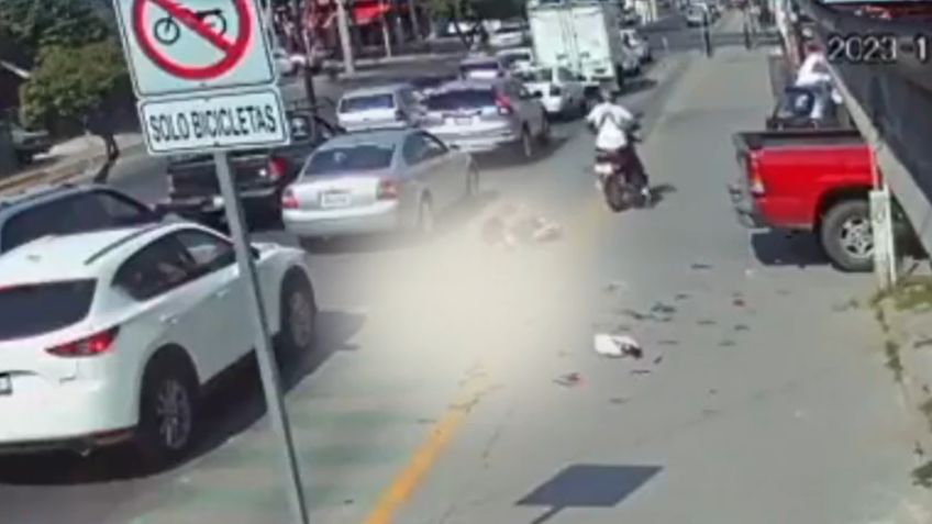 VIDEO: motociclista atropella a una niña que iba a la escuela y cobardemente se da a la fuga