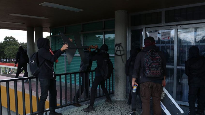 Encapuchados vandalizan Rectoría de la UNAM y lanzan bombas molotov en el campus