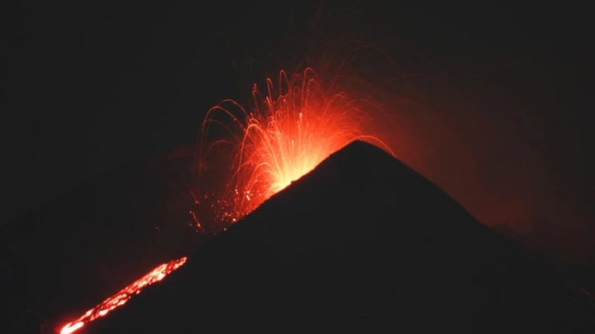 Imágenes sorprendentes: volcán Etna expulsa lava y cenizas sobre cielo siciliano