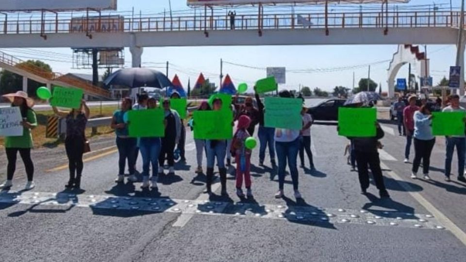 Las madres y padres de familia bloquearon la autopista México-Pachuca para pedir justicia.