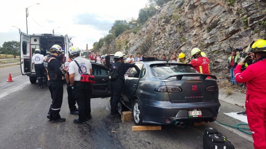 FOTOS | Auto pierde el motor en choque, pareja se salva de milagro