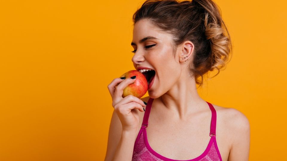 Los beneficios de la manzana son muchos para nuestro cuerpo, y aunque es mejor comerla en ayunas, la realidad es que a cualquier día serán de gran aporte para tu dieta