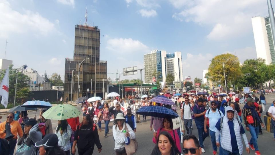 Las y los maestros pertenecientes a la sección XXII del estado de Oaxaca han cerrado Paseo de la Reforma por alrededor de seis horas