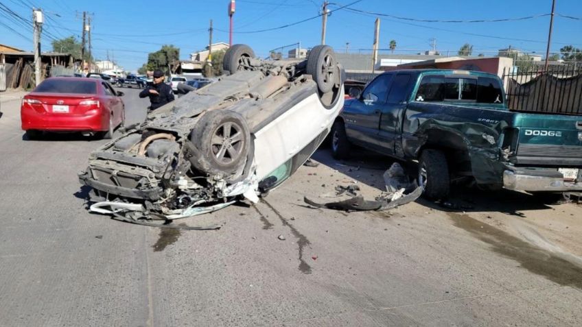 Presunto ladrón provoca carambola y vuelca en Tijuana