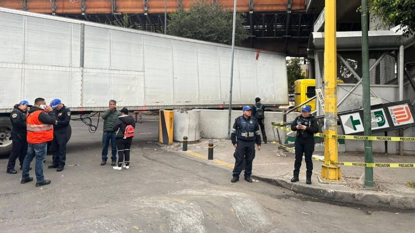 Tráiler se atora en un puente de la avenida Oceanía y complica la circulación vial