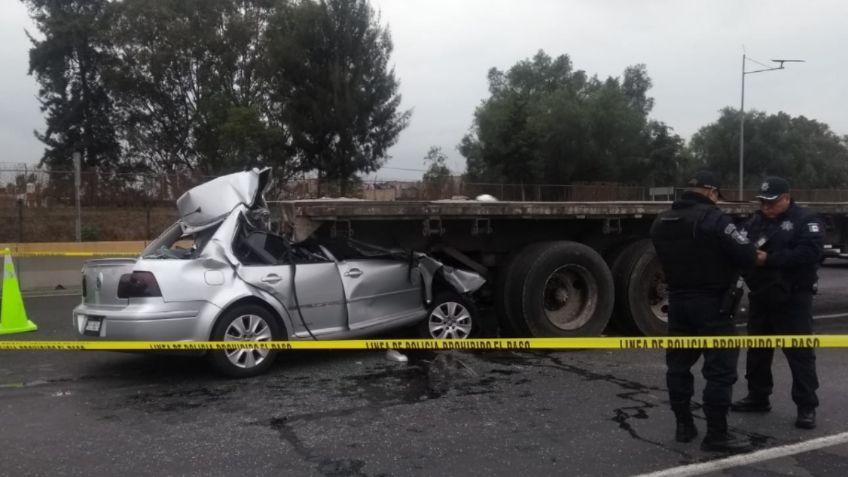 Muere conductor al estrellarse con la parte trasera de un tráiler y quedar aplastado en la Naucalpan-Ecatepec