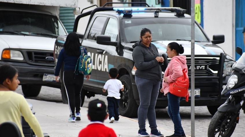 Un niño muere dentro de una primaria, habría recibido el disparo de una pistola que trajo un menor al plantel