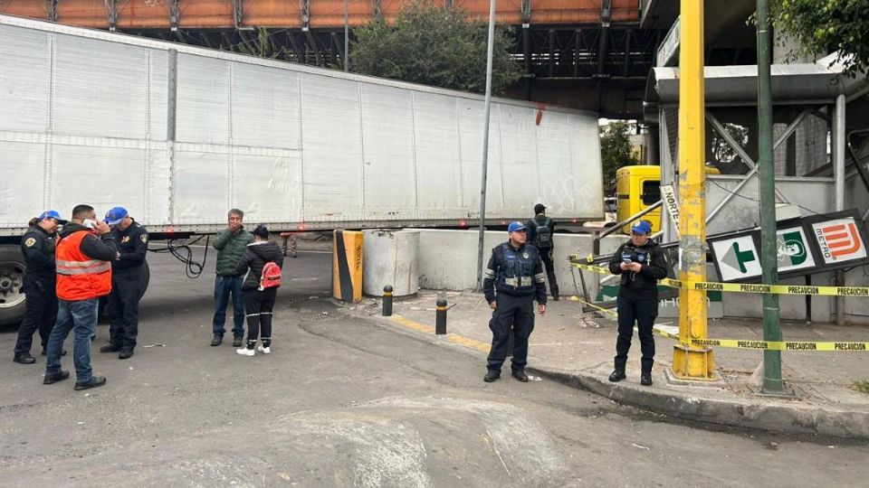 El tráiler quedó atorado en la avenida Oceanía.