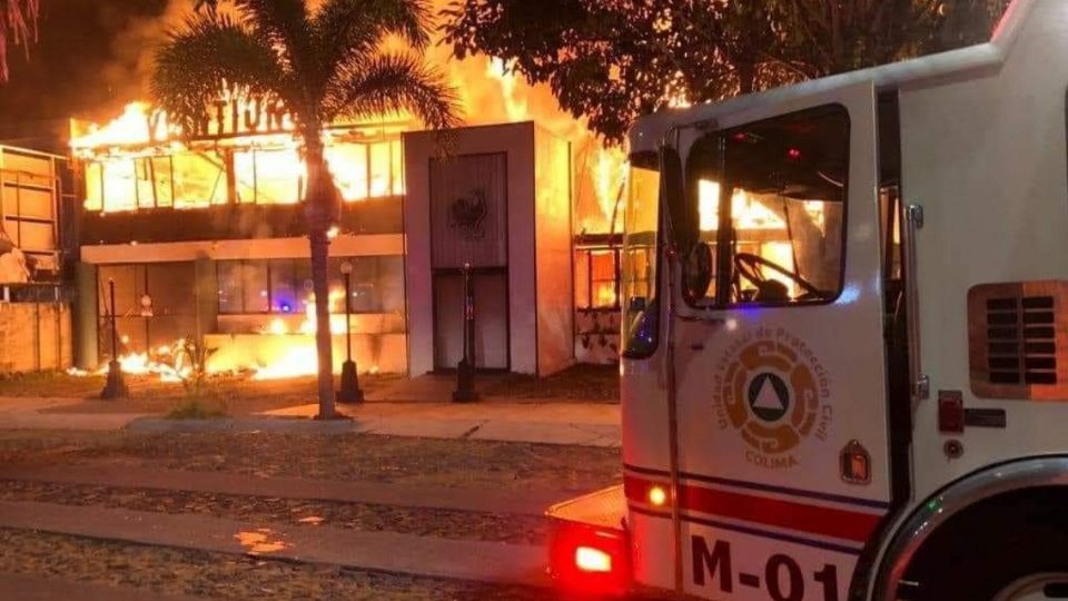 El incendio se propagó por todo el inmueble, elementos de la Unidad Estatal de Protección Civil (UEPC) y Bomberos Colima se hicieron presentes en el lugar