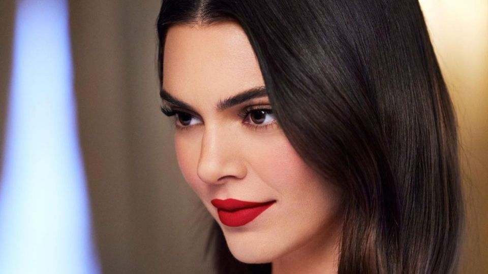 Kendall Jenner le es fiel al color rojo en los labios