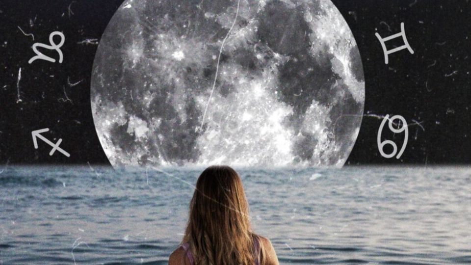 Una chica mira fijamente a la Luna.