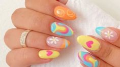 Llegaron las hippie nails, estos son los diseños más coloridos imprescindibles para cualquier temporada