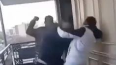 VIDEO: hombres dan brutal golpiza a policía del Metro por pedirles que apagaran su cigarro