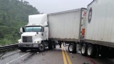 Tráiler pierde el control y choca contra un vehículo en carretera de Chiapas: circulación permanece cerrada