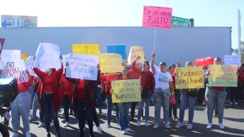 Se manifiestan maestros de Aguascalientes para exigir alza en los salarios