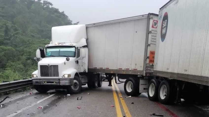 Tráiler pierde el control y choca contra un vehículo en carretera de Chiapas: circulación permanece cerrada