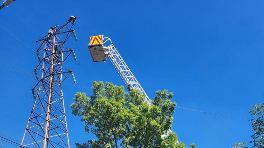 Un hombre intenta lanzarse de una torre a 30 metros de altura: bomberos de Naucalpan lo auxiliaron