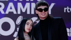 Peso Pluma y Nicki Nicole tomados de la mano irradian amor en la alfombra roja de los Latin Grammy 2023