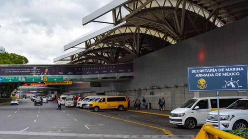 Mujeres con cáncer bloquean la Terminal 1 del AICM