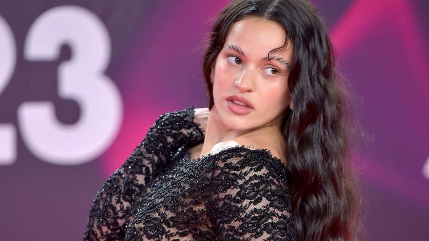 Rosalía tiene el vestido calado más chic y las cejas de gato más coquetas de los Latin Grammys