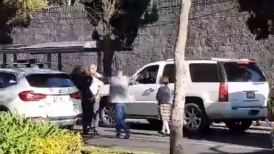 Un grupo de escoltas golpearon a un hombre frente a su familia.