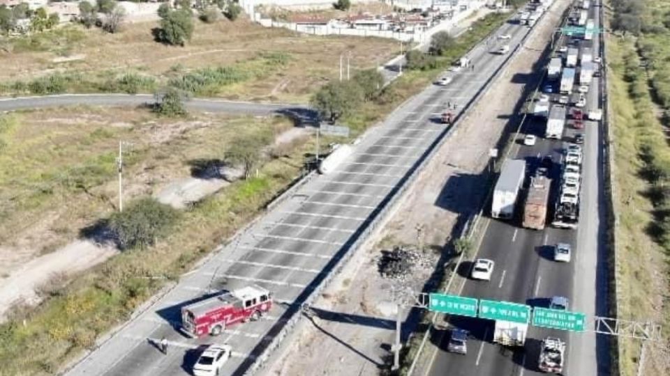 Caos por más de 15 horas en la Carretera 57 por la la volcadura de una pipa colapsa en la México-Querétaro durante 15 hora