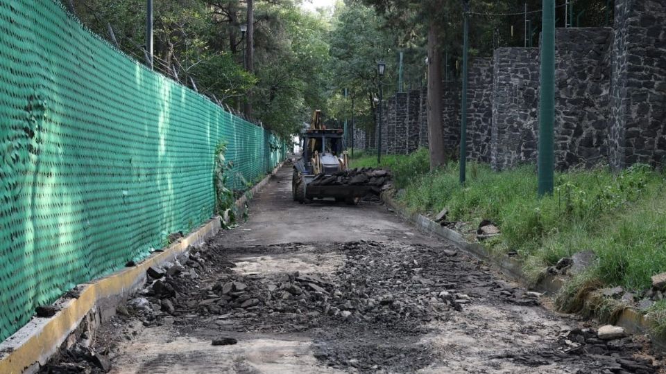 Maquinaria pesada trabaja en el retiro de asfalto