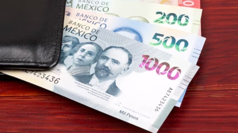 Billetes de mil, 500, 100 y 100 pesos mexicanos.