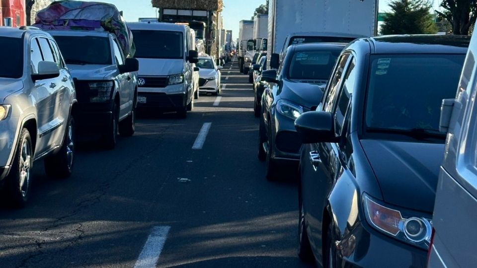 El accidente de la pipa ocasionó todo un caos vial en la carretera México-Querétaro.