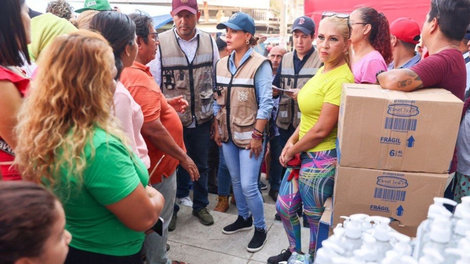 Se hizo entrega de apoyos humanitarios, agua potable, kits de limpieza y pipas de agua