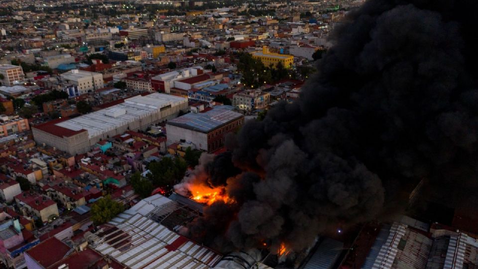 Decenas de bomberos de distintas estaciones combatieron el incendio.