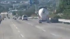 VIDEO: captan instante en que pipa de gas vuelca en la México-Querétaro y provoca caos vial