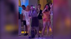 VIDEO: Ya le gustó, empleada de Hotel Riu se vuelve a robar el show de los bailarines con todo y escoba