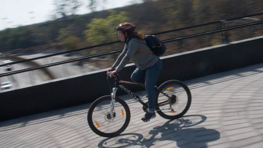 Ir al trabajo en bicicleta sin apestar en el intento: la guía definitiva contra el sudor