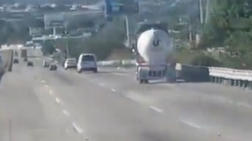 VIDEO: captan instante en que pipa de gas vuelca en la México-Querétaro y provoca caos vial