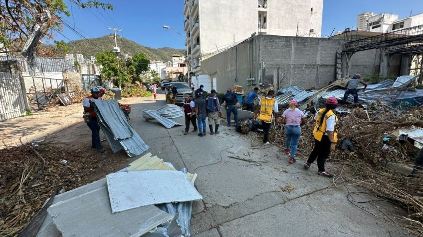 Evelyn Salgado intensifica recuperación de Acapulco con trabajos de limpieza nocturna y retiro de espectaculares colapsados