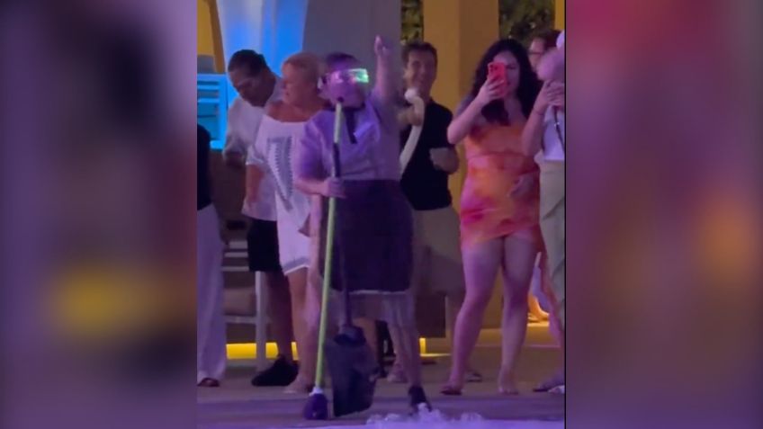 VIDEO: Ya le gustó, empleada de Hotel Riu se vuelve a robar el show de los bailarines con todo y escoba