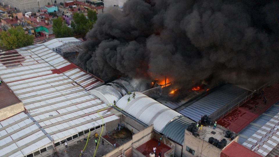 El incendio en una bodega de zapatos de Tepito tardó cerca de 10 horas en extinguirse