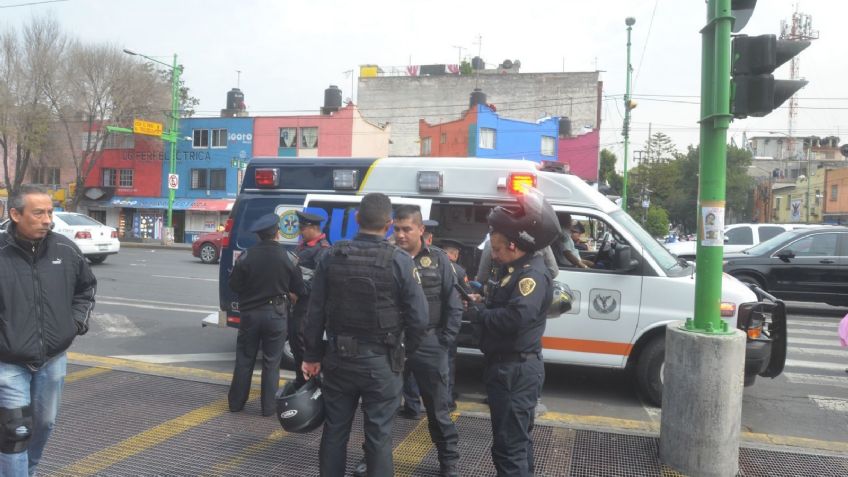 Un auto casi se mete al metro; SSC detiene a conductor en Eje Central que provocó el choque