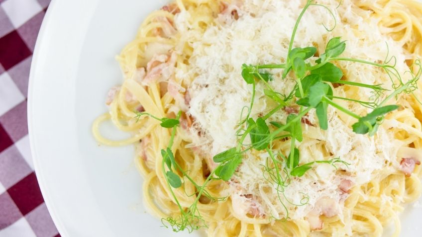 Spaguetti cremoso con jamón y queso, la receta más fácil y deliciosa para preparar en 20 minutos esta Navidad