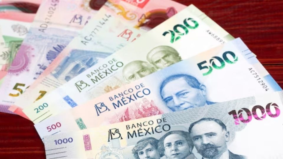 Billetes mil, 500, 200 y 100 pesos mexicanos.