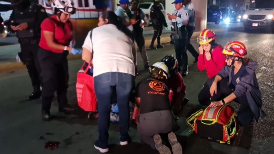 Fueron trasladados a los centros médicos Hospital Universitario y Clínica 21 del  Instituto Mexicano del Seguro Social, pero el hombre adulto falleció.