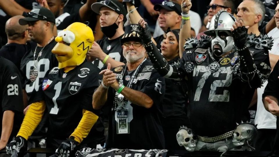 La fanaticada de los Raiders, conocida como “Raiders Nation” destaca por el particular empeño que cientos de aficionados ponen en sus atuendos