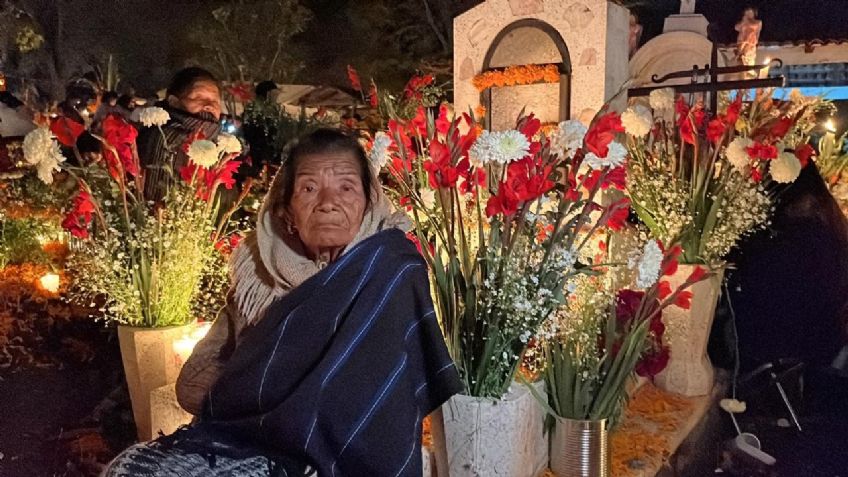 FOTOS: el panteón de Tzurumútaro, Michoacán, se llena de vida y cempasúchil para la Noche de Ánimas: "Tenemos que recordarlos por siempre"