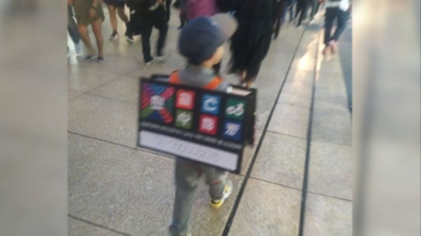 Niño se disfraza de tarjeta del Metro de CDMX y se vuelve viral: Semovi ya lo busca para premiar su originalidad