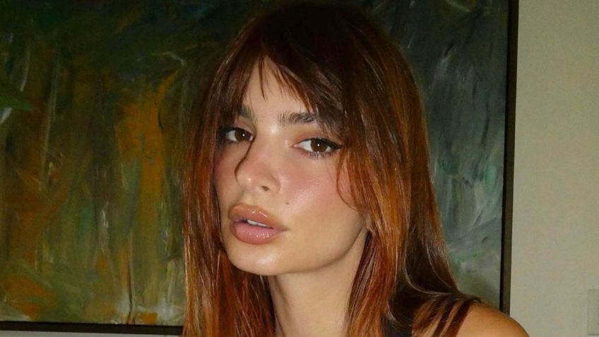 Emily Ratajkowski derrocha estilo con un mini vestido rojo de seda en Instagram