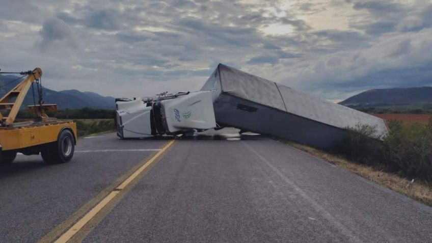 Frente Frío 8 deja 3 volcaduras por fuertes vientos en Oaxaca: inician operativo de prevención