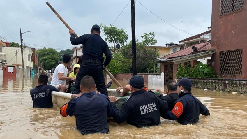 Desbordamiento de río inunda colonias de Agua Dulce en Veracruz