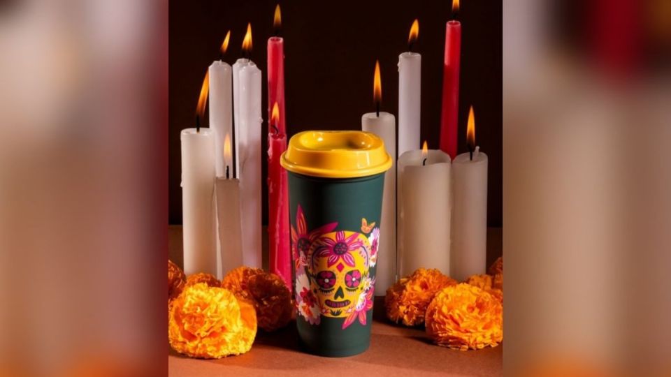 Es verde oscuro, tiene una calavera en la parte frontal, este elemento tiene los colores característicos del Día de Muertos