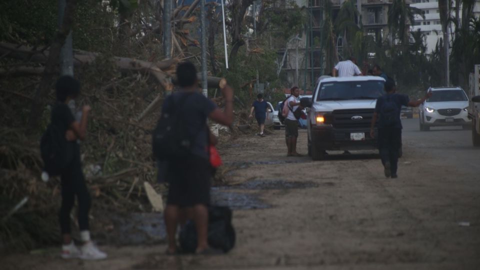 Camiones, colectivos y taxis se ven por la Costera, así como en las colonias populares.